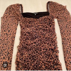 Misguided LEOPARD MESH RUCHED LS MINI
DRESS
Tan
101